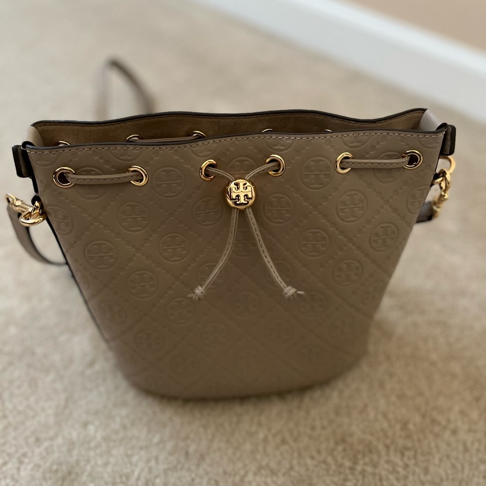 NWOT Tory Burch T Monogram Leather Bucket Bag